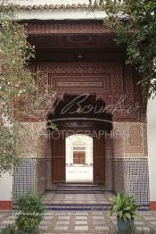 Image du Maroc Professionnelle de  Le Palais de la Bahia se trouve au sud de la Médina de Marrakech près de la Casbah non loin du quartier juif le Mellah. Il fut construit vers 1867 par Si Moussa, puissant et richissime grand Vizir du Sultan Hassan Ier. Durant le règne, Ahmed ben Moussa fils héritier successeur de Si Moussa fait agrandir la partie sud de ce palais officiel, ou il réside avec ses femmes et ses 24 concubines, et leurs nombreux enfants. Le palais est baptisé du nom de sa maîtresse favorite, la B?hiya. Mercredi 21 Août 1997. (Photo / Abdeljalil Bounhar)